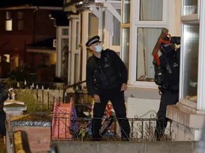 İngiltere Başbakanı Johnson Polis Kılığına Girdi! Uyuşturucu ile Mücadeleye Katıldı