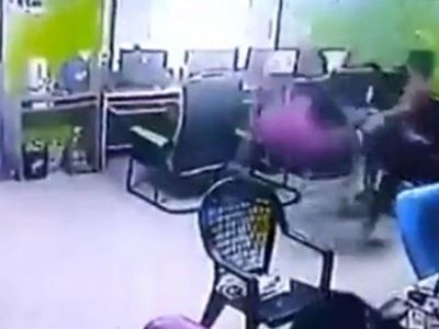 İnternet Kafede Dehşet Anları! Yılan Böyle Saldırdı
