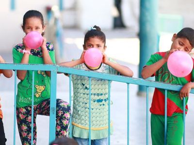 İşgalci İsrail’in Saldırılarına Maruz Kalan Filistinliler BM Okullarına Sığındı