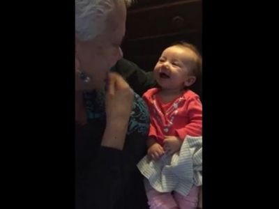 İşitme Engelli Torununa İşaret Dili Öğreten Babaanne