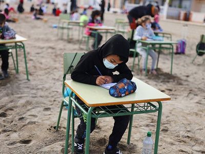 İspanya'da Yüz Yüze Eğitime Engel Yok! Öğrenciler, Plajda Ders Yaptı