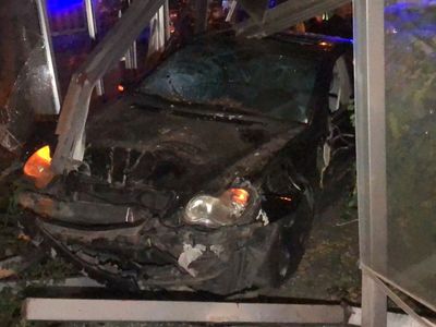 Isparta’da Dehşet Dolu Anlar: Otomobil Otobüs Durağına Daldı