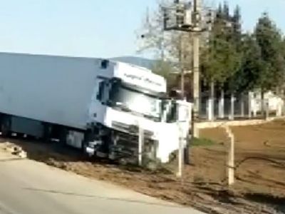 Isparta’da Tırın Lastiği Patladı: Kıl Payı Kurtuldu