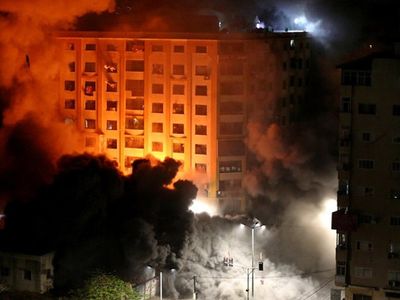 İsrail, Gazze'de Sivillerin Yaşadığı Binayı Vurdu