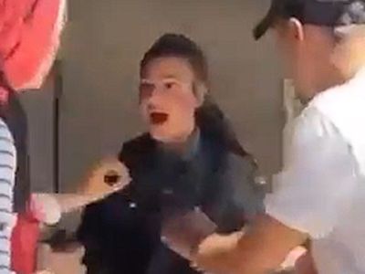 İsrail Polisi Filistinli Fotoğrafçıya Saldırıp Başörtüsünü Çıkardı