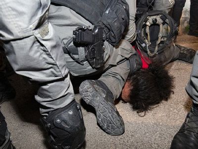 İsrail Polisinden Filistinli Gence Acımasız Gözaltı