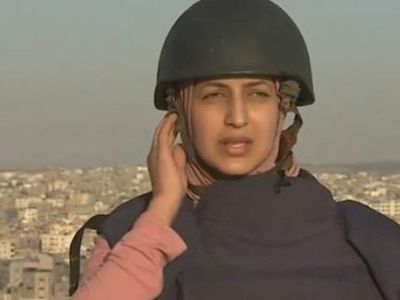 İsrail'in Bombardımanına Canlı Yayında Yakalanan Kadın Muhabirin Zor Anları