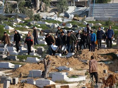 İsrail'in işgali Gazze'yi çaresiz bıraktı: Cenazeler caddelere gömülüyor