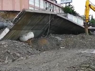 İstanbul Başakşehir'de Şiddetli Yağmur Sonrası İstinat Duvarı Çöktü!