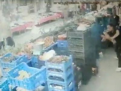 İstanbul Beyoğlu Pazarında Korku Dolu Anlar: Üzerine Bıçakla Saldırdı