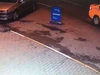 İstanbul Beyoğlu’nda Hareketli Saatler: Taksiye Çarparak Takla Attı