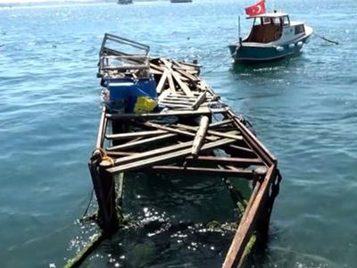 İstanbul Boğazı'nda Korku Dolu Anlar! Savaş Gemileri Hız Yapınca İskele Parçalandı, Kafeleri Su Bastı