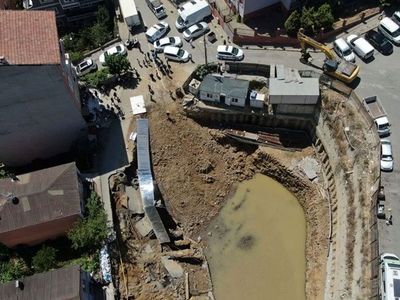 İstanbul Sarıyer’de yolda çökme meydana geldi: Çevredeki evler boşaltıldı