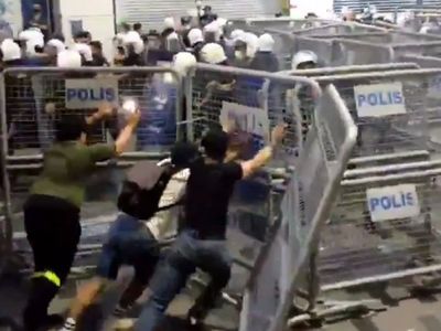 İstanbul Sözleşmesi Protestosunda LGBT Destekçileri Polisin Üzerine Yürüdü, Barikatları Yıktı!