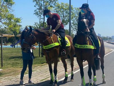 İstanbul'da Atlı Polislerden Bayram Denetimi