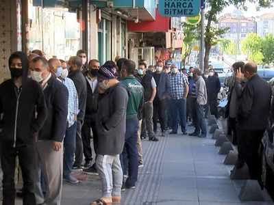 İstanbul’da Bayram Öncesi Baklavacı Önünde Uzun Kuyruklar Oluştu