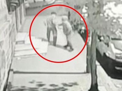 İstanbul'da Bir Adam Yoldan Geçenleri Bıçakladı
