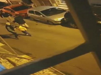 İstanbul’da Bir Turist Davulu Bıçaklayıp, Davulcuyu Kovaladı