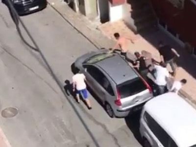 İstanbul’da Etrafa Rahatsızlık Veren Alkollü Şahsa Mahalleli Dayağı