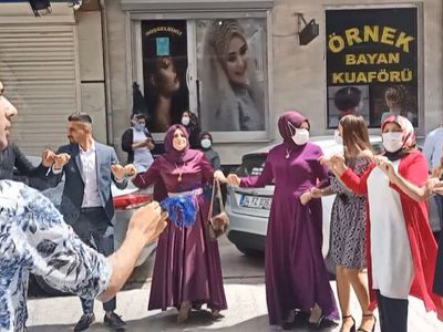 İstanbul'da Gelin Alma Halayında Maske Mesafe Unutuldu