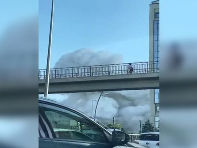 İstanbul'da korkutan patlama! Oto tamircisinde meydana gelen patlama anbean kameralara böyle yansıdı