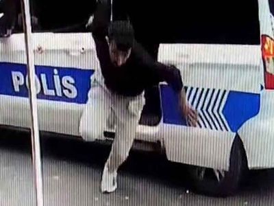 İstanbul'da polis otosuna bindirilen şahıs araçtan inerek kaçtı