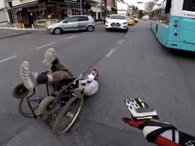 İstanbul'da Tekerlekli Sandalyesiyle Düşen Adam Mağdur Oldu