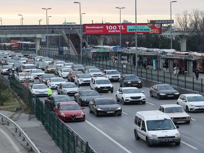 İstanbul'da yağışlı hava trafik yoğunluğunu artırdı: yüzde 81!