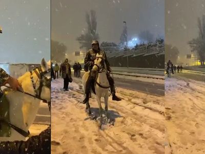 İstanbul'dan İlginç Kar Manzaraları Gelmeye Devam Ediyor: Atlı Kar Gezintisi!