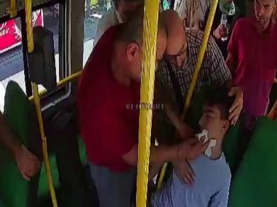İyi insanlar iyi ki var! Adana’da bir dolmuş şoförü, epilepsi krizi geçiren 12 yaşındaki çocuğu güzergahından çıkarak hastaneye yetiştirdi!