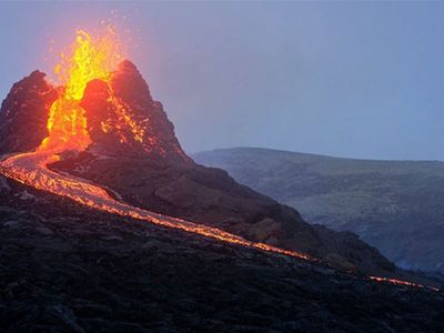İzlanda’daki Yanardağın Lavları Duvarla Durdurulacak