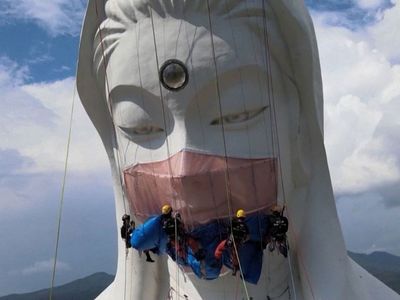 Japonya'dan İlginç Sembol! Tanrıça Heykeli'ne 35 kg Ağırlığında Maske Takıldı