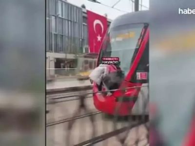 Kabataş tramvayında korkunç anlar: İki çocuk ölümle burun buruna uzun süre gitti! O anlar kameraya yansıdı!