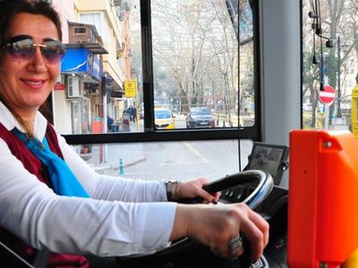 Kadın Şoför Telefona Bakarken Kaza Yaptı, İşinden Oldu