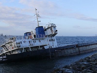 Karaya Oturan Dev Gemi Su Altında Sökülüyor