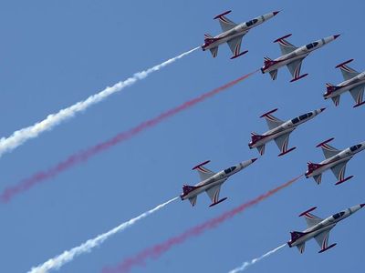 Kıbrıs Semalarında F-16'lar ve Türk Yıldızları'ndan Gösteri Uçuşu