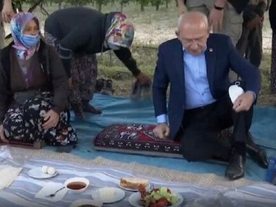 Kılıçdaroğlu İşçilerin Yer Sofrasına Ayakkabılarını Çıkarmadan Oturdu