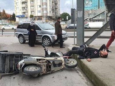 Kocaeli’nde Motor Sürücüsü Otomobil İle Kaldırım Arasına Sıkışıp Yaralandı