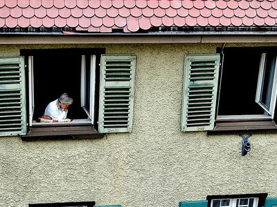 Komşusundan, Evinde Dolaşan Kadına Uyarı: Çocuklarım Senin Şovunu Görmek İstemiyor