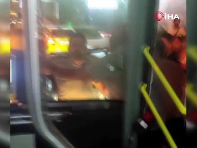 Korku dolu anların adresi İstanbul! Belediye otobüsünün araçla önünü kesen bir grup terör estirdi!