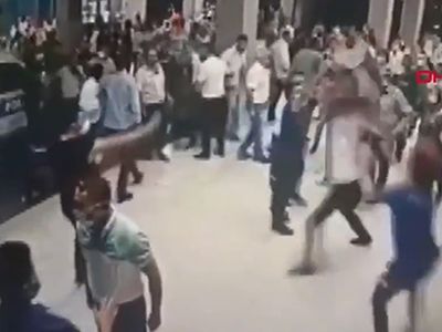 Koronavirüs Sebebiyle Hayatını Kaybeden Hastanın Yakınları Sağlık Çalışanlarına Saldırdı