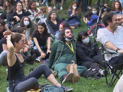 Koronavirüsü Unuttular! Maçka Parkı'nda Sosyal Mesafesiz Konser Yapıldı
