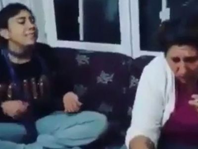 Kızı Şarkı Söyleyince Dövmeye Başladı!