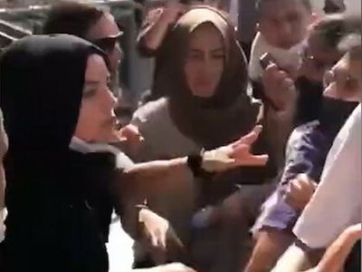 LGBT'liler Başörtülü Kadınlara Saldırdı! 'Sizin Yüzünüzden Özgürlüğümüz Yok