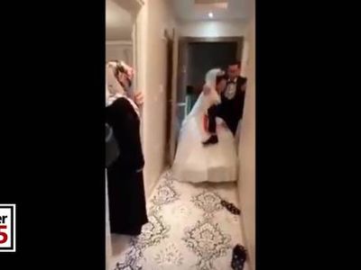 Damat Gerdek Öncesi Gelini Kucağına Alamayınca Gelin Damadı Kucağına Aldı