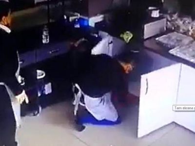 Mersin'de Sokak Kavgası Pastanede Devam Edince İlginç Görüntüler Ortaya Çıktı!