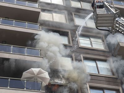Mersin'de 10 Katlı Binanın 4. Katında Çıkan Yangında Korku Dolu Anlar Yaşandı! İtfaiye Ekipleri Yangın Yerine Akın Etti
