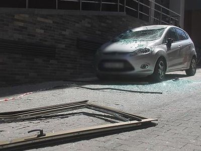 Mersin'de Aracın Üzerine 7. Kattan Pencere Düştü