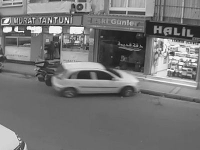 Mersin'de Bir Araç İş Yerine Daldı!