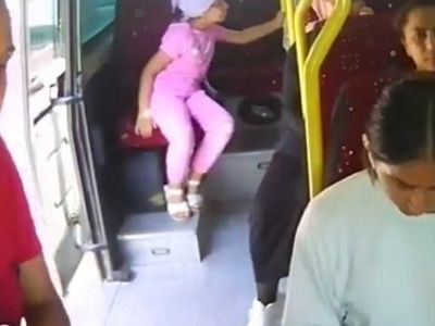 Mersin'de ölüme götüren ihmalkarlık! Minibüsün kapısı açık kalınca yaşanan feci anlar saniye saniye kaydedildi